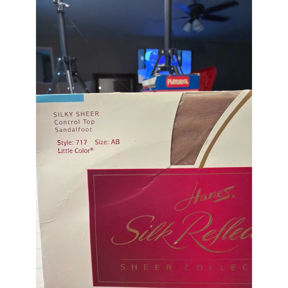 VTG Hanes Silk Reflections Sheer Pantyhose Style 717 AB Little Color NOS 1996